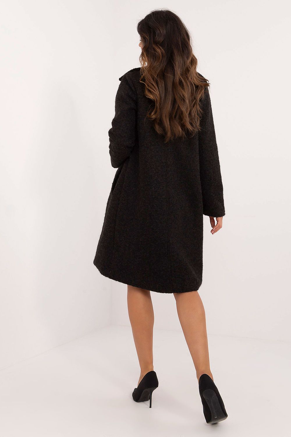 Chic women's coat from Italy Moda with a button closure and slip pockets, blending comfort and elegance for everyday wear.