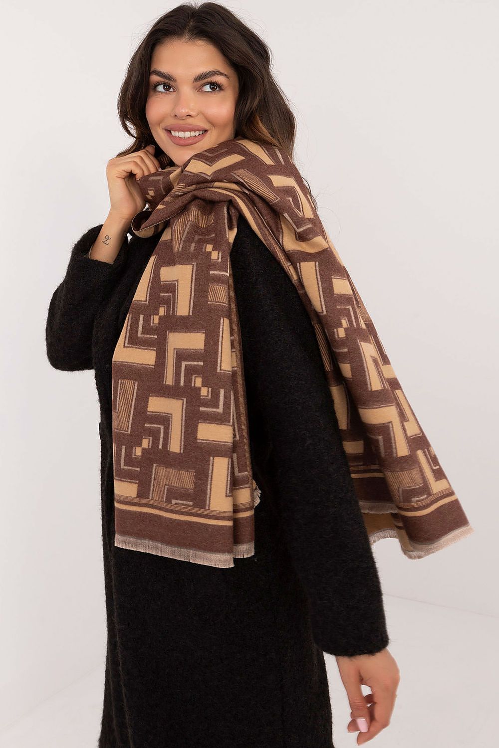 Elegant geometric viscose wool shawl scarf with tassels from AT, measuring 190 cm, perfect for luxurious styling.