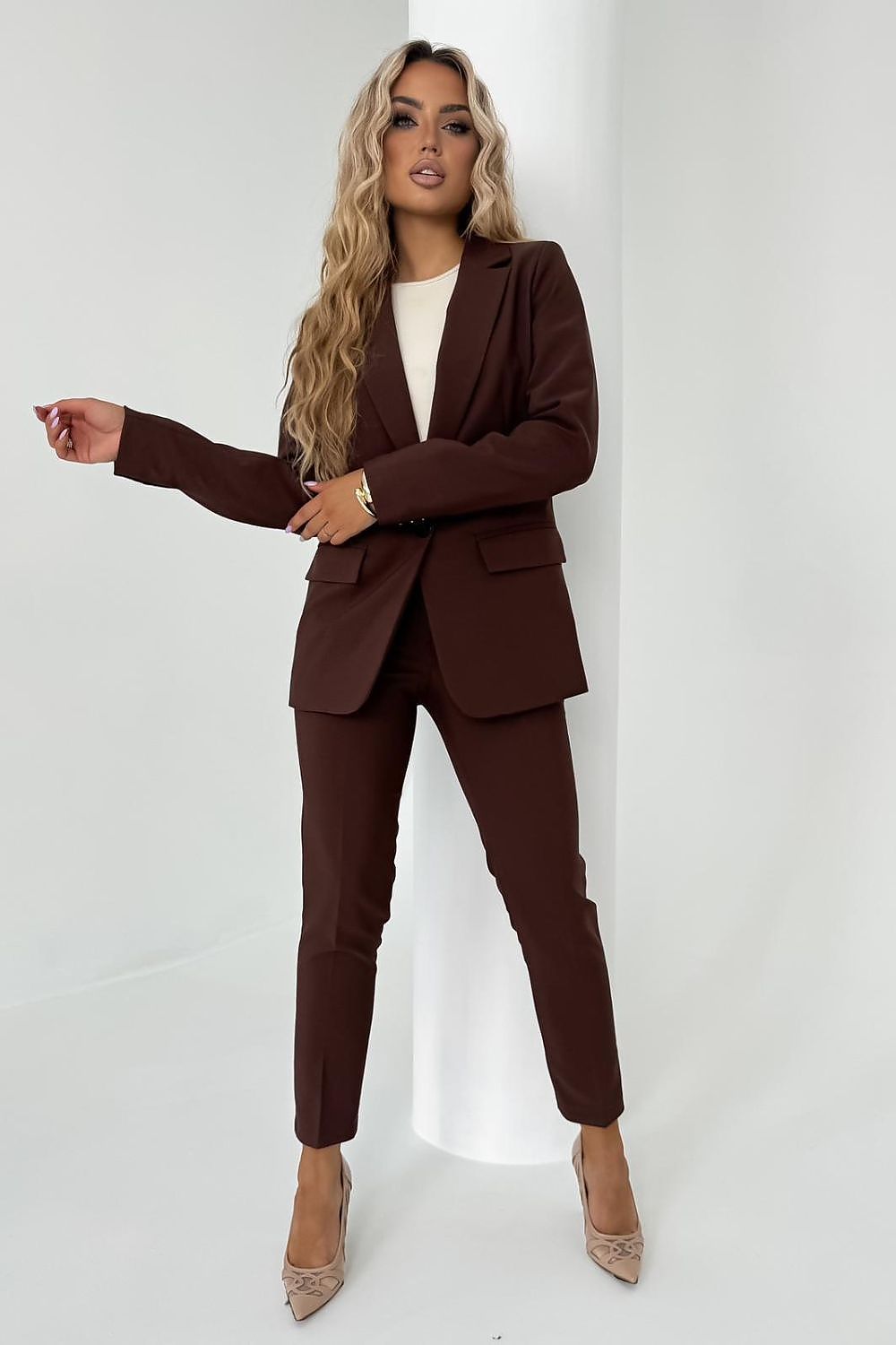 Elegant Chic Cabba Blazer Jacket for Women featuring a slim open collar and one-button closure, perfect for sophisticated business outfits and versatile styling.
