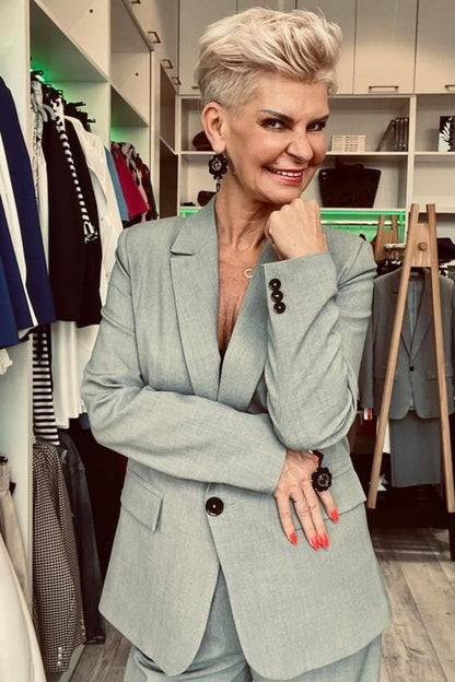 Elegant Chic Cabba Blazer Jacket for Women with Slim Open Collar and One-Button Closure, perfect for a luxury business outfit.