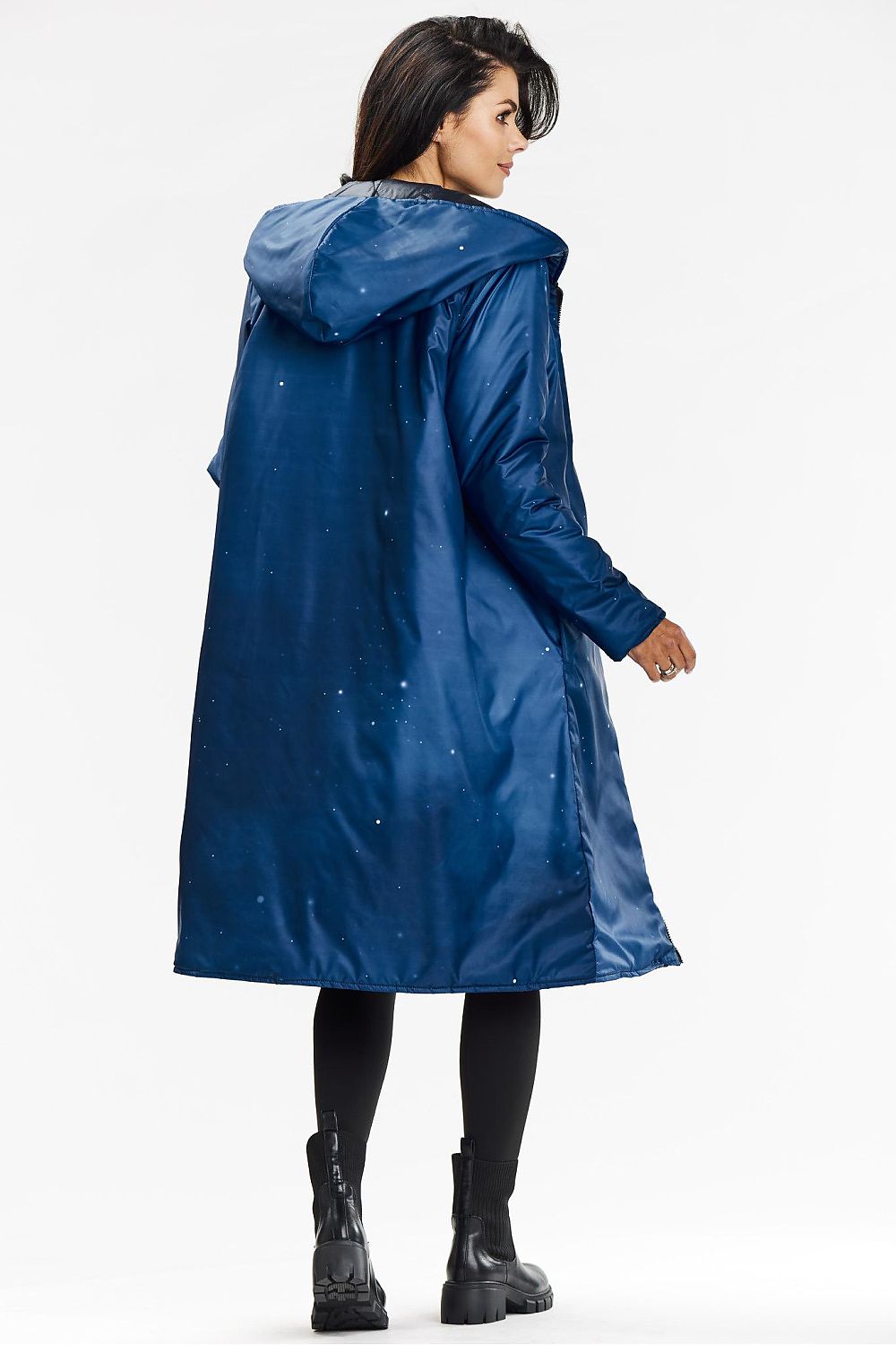 Stylish double-sided hooded coat by Awama in a quilted fabric. The coat combines elegance with practicality, designed to suit any mood or occasion.