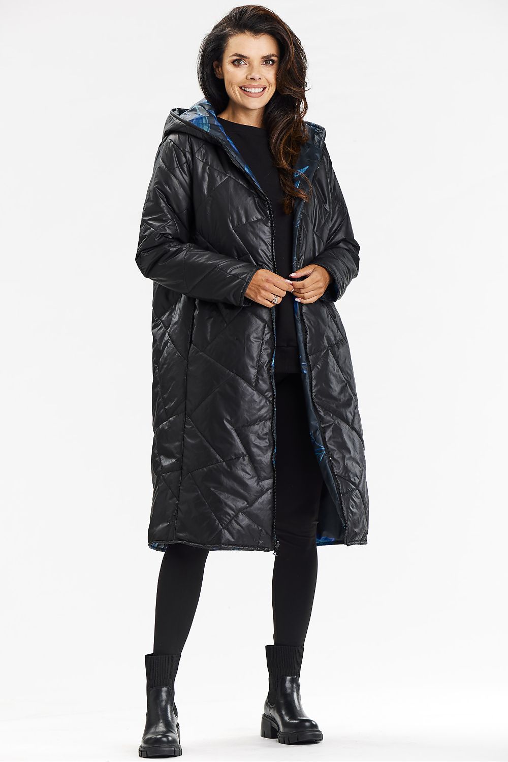 Luxurious quilted double-sided hooded coat from Awama, ideal for both style and comfort with its refined zipper and practical pockets.
