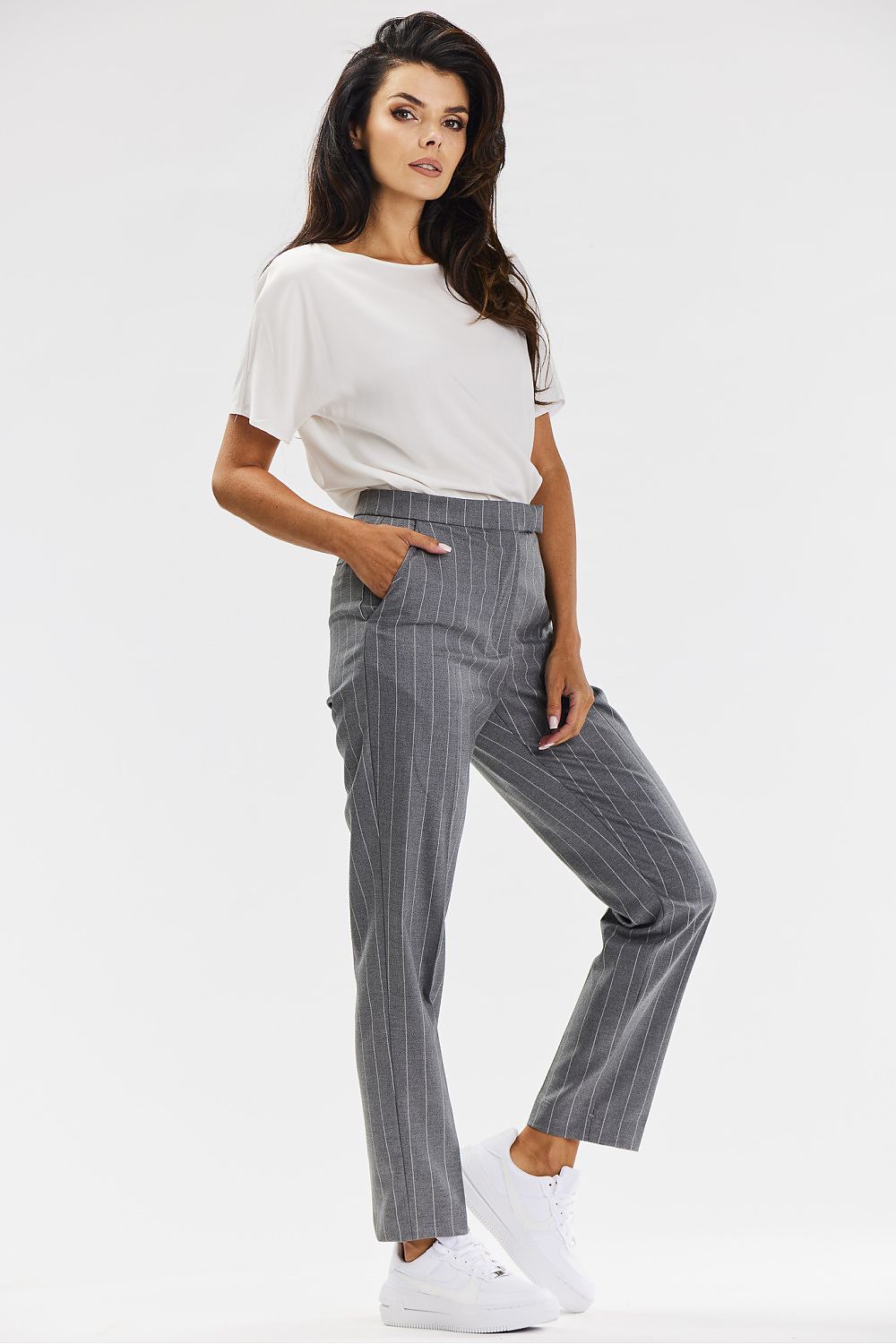Sophisticated women's gray cigarette pants with stylish white pinstripe by Awama, featuring a professional tailored cut ideal for versatile occasions.