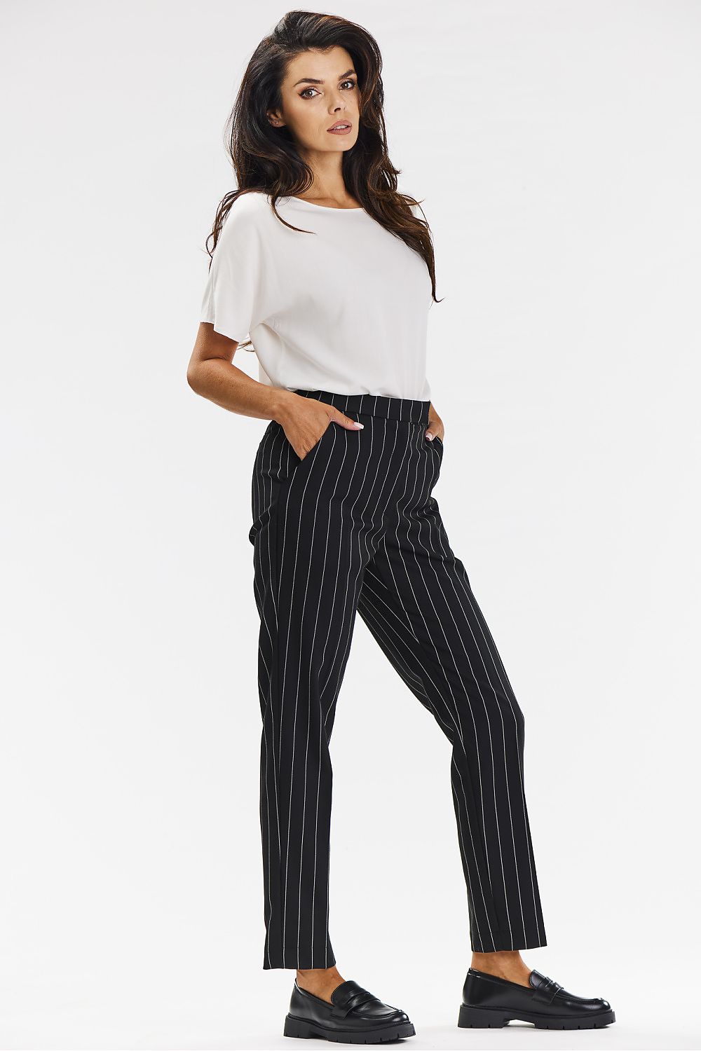 Stylish women's cigarette pants in gray with white pinstripe from Awama, embodying a fashionable yet professional look for any occasion.