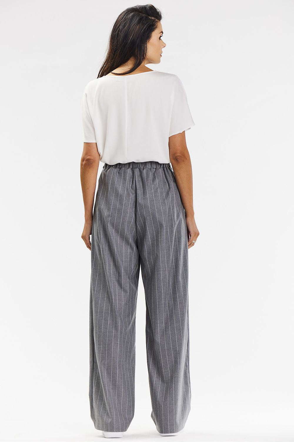 Styling options for Awama's wide-leg trousers in grey with white stripe, featuring fashionable pairing with blouses and footwear.