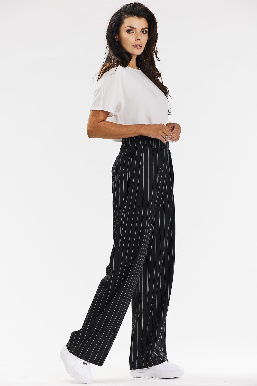 Chic women's wide-leg trousers in grey with a white stripe, offering a blend of elegance and comfort by Awama.