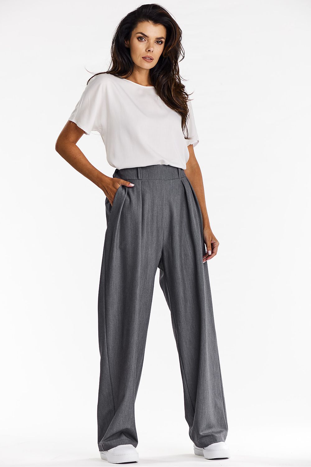 Elegant gray wide-leg trousers for women in comfort fit viscose fabric by Awama, showcasing a sophisticated look and casual style.