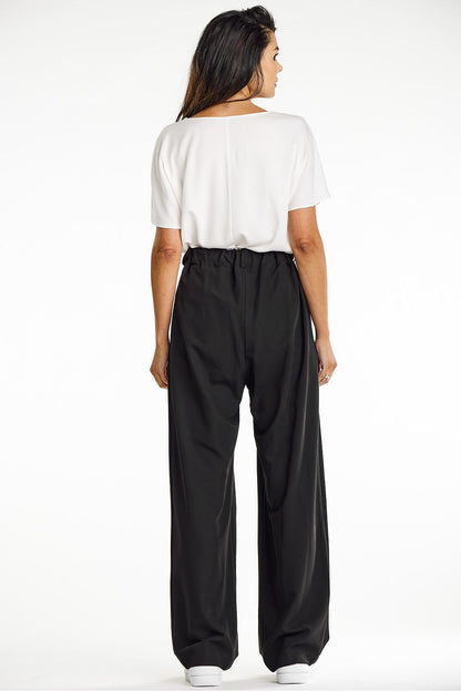 Sophisticated gray wide-leg pants for women from Awama, featuring a stylish waist-enhancing cut and elastic waistband for ultimate comfort.