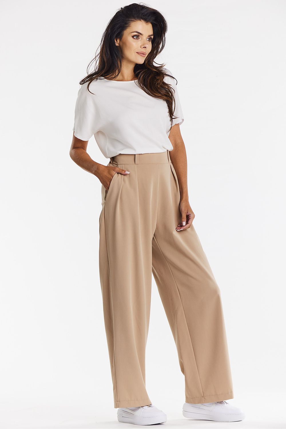 Luxurious women's gray wide-leg trousers from Awama, showcasing versatility and comfort, suitable for sneakers or boots.