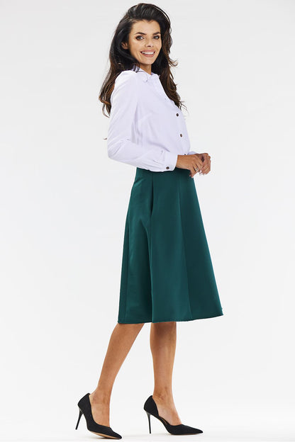 Stylish outfit featuring the elegant grey midi skirt by awama paired with stylish shoes, suitable for business meetings.