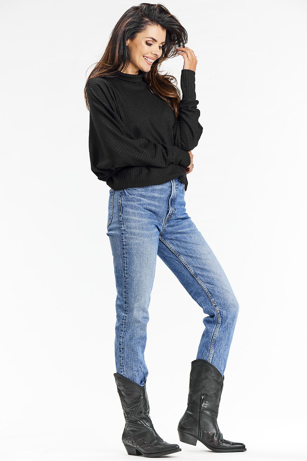 Elegant black ribbed knit turtleneck sweater by awama, featuring loose kimono sleeves, perfect for autumn and winter styling.