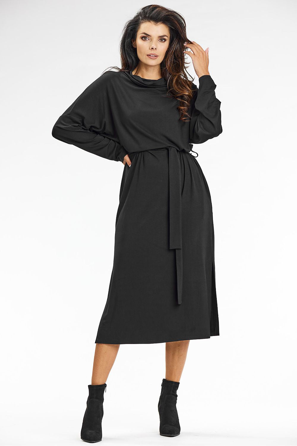 Luxurious green kimono midi dress with turtleneck and long sleeves by awama, made from breathable viscose fabric, perfect for casual outings or work.