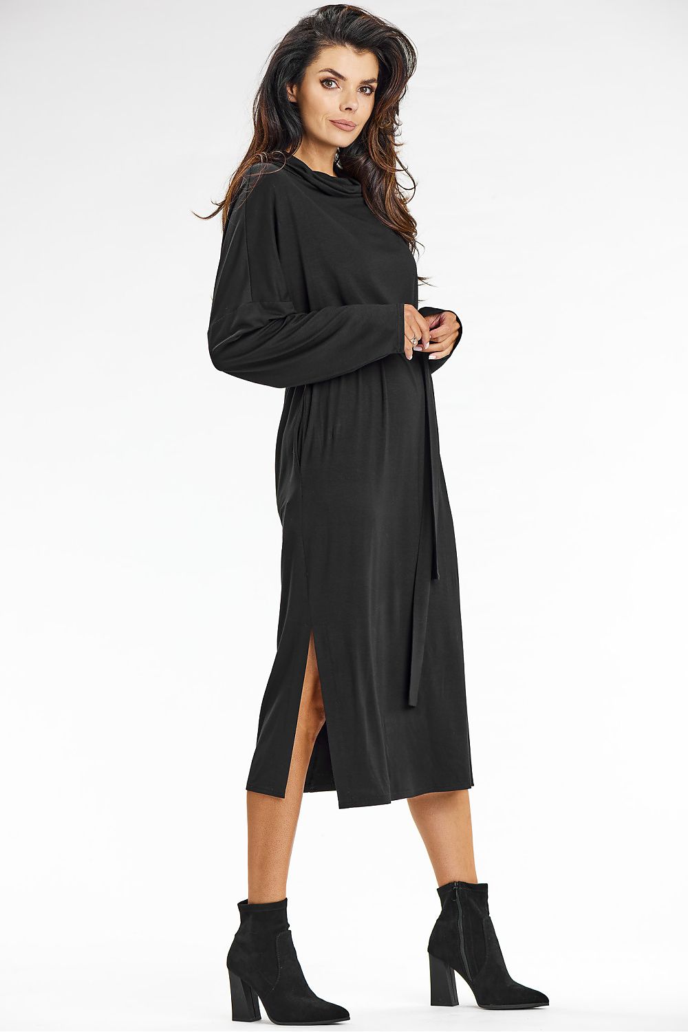 Elegant green kimono midi dress featuring a loose silhouette and side slits by awama, ideal for stylish everyday wear.