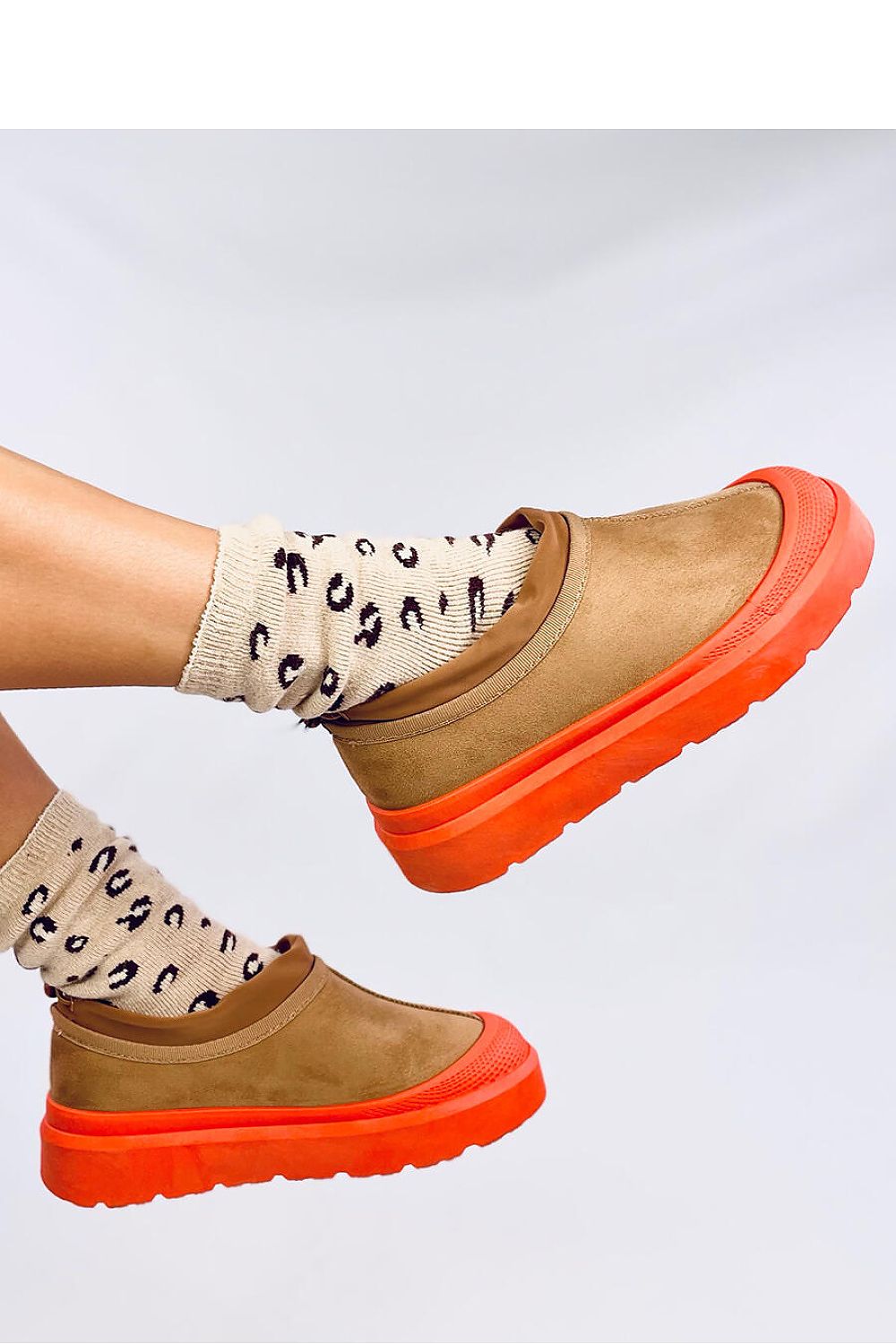 Premium short snow boots for women by Inello, featuring a robust non-slip sole and soft fur lining for winter adventures.