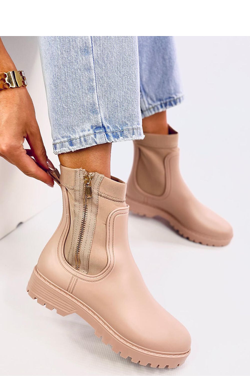 Chic Inello women's rubber Wellies with gold zipper detailing, designed for comfort and style in wet weather.