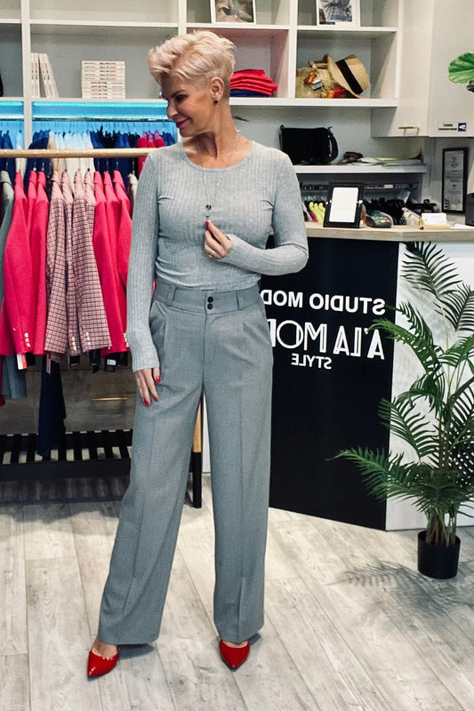 Elegant women's cabba trousers featuring canted legs and exquisite slip pockets, designed for luxurious comfort and style by Cabba.