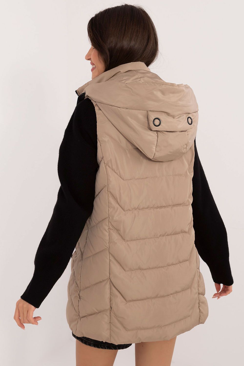 Versatile quilted vest from Factory Price, featuring a modern design and practical zip pockets for everyday sophistication.