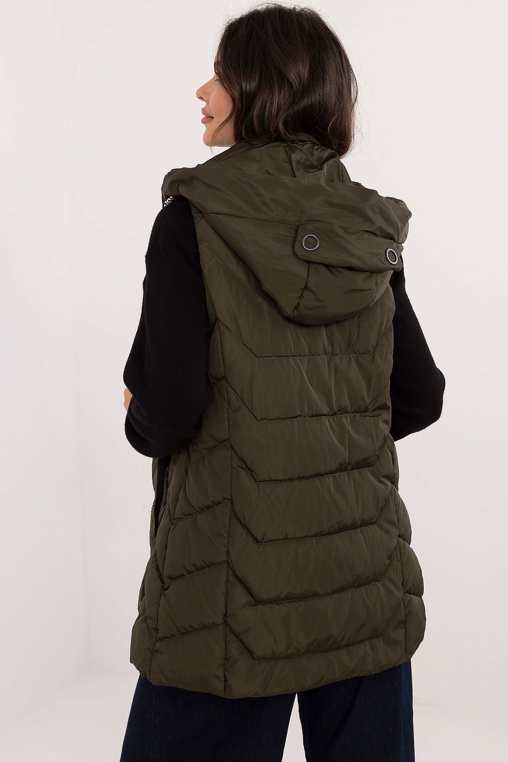 Close-up of the luxurious quilted design of the vest, highlighting the durable polyester fabric by Factory Price for a sophisticated autumn look.