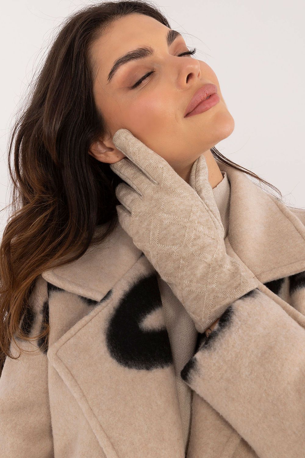 Stylish insulated gloves for women by AT, showcasing premium craftsmanship and a fashionable geometric pattern.