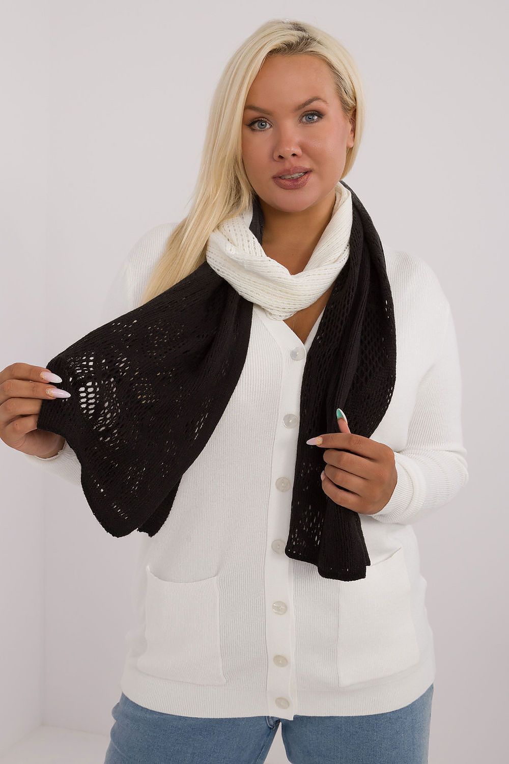 Elegant 190Cm cotton and wool openwork scarf from AT, featuring a delicate pattern for a sophisticated and stylish accessory.