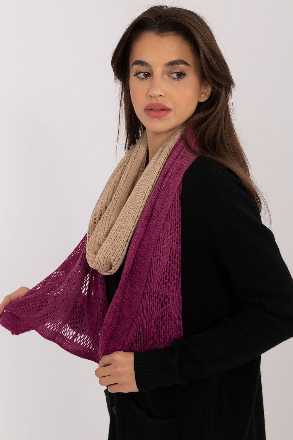 AT's elegant openwork scarf, measuring 190 cm, crafted from premium cotton and wool, adding a touch of sophistication to autumn and winter wardrobes.