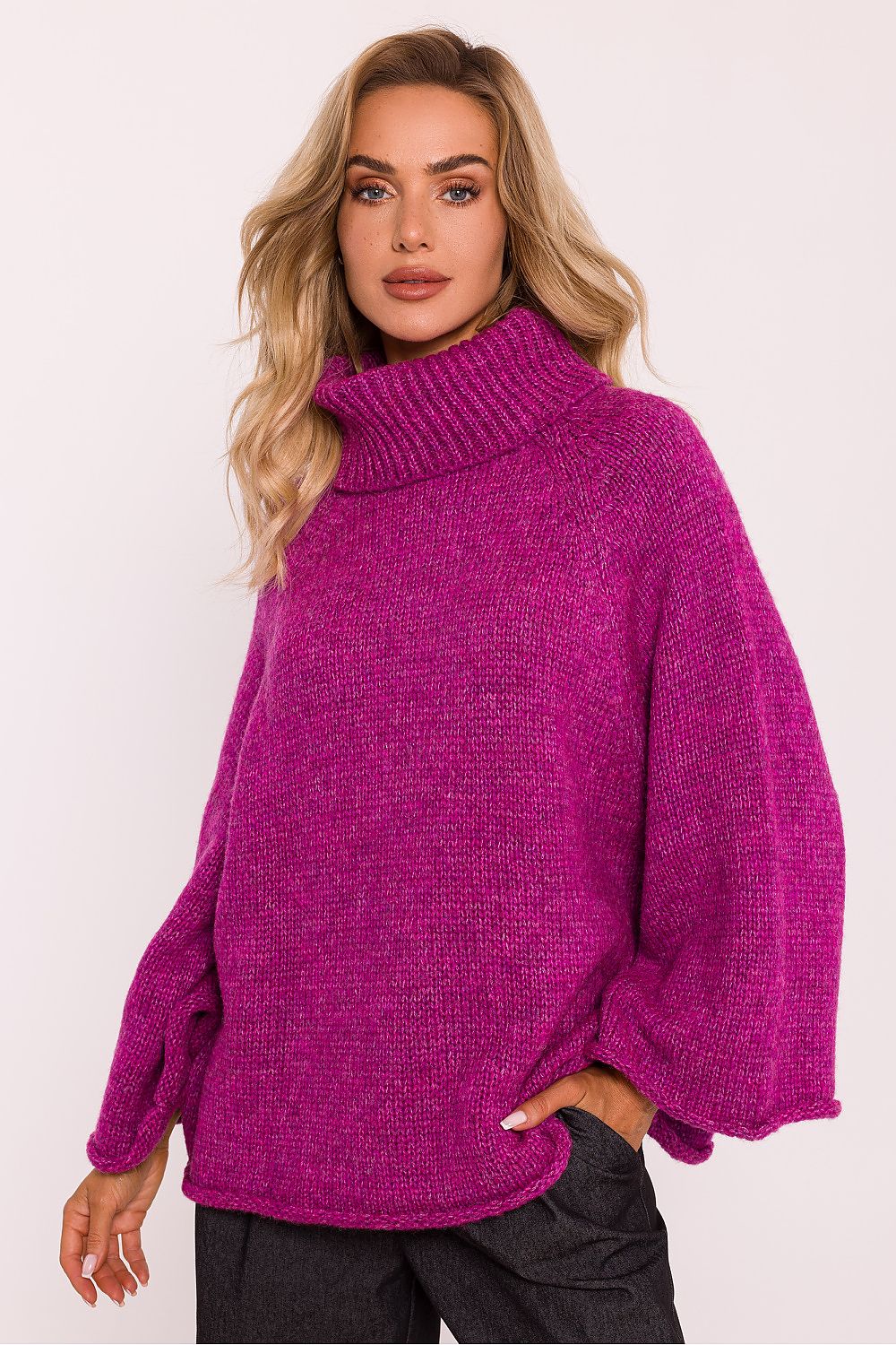 The luxurious oversized turtleneck sweater by Moe, featuring a loose fit and stylish design, ideal for cold weather.