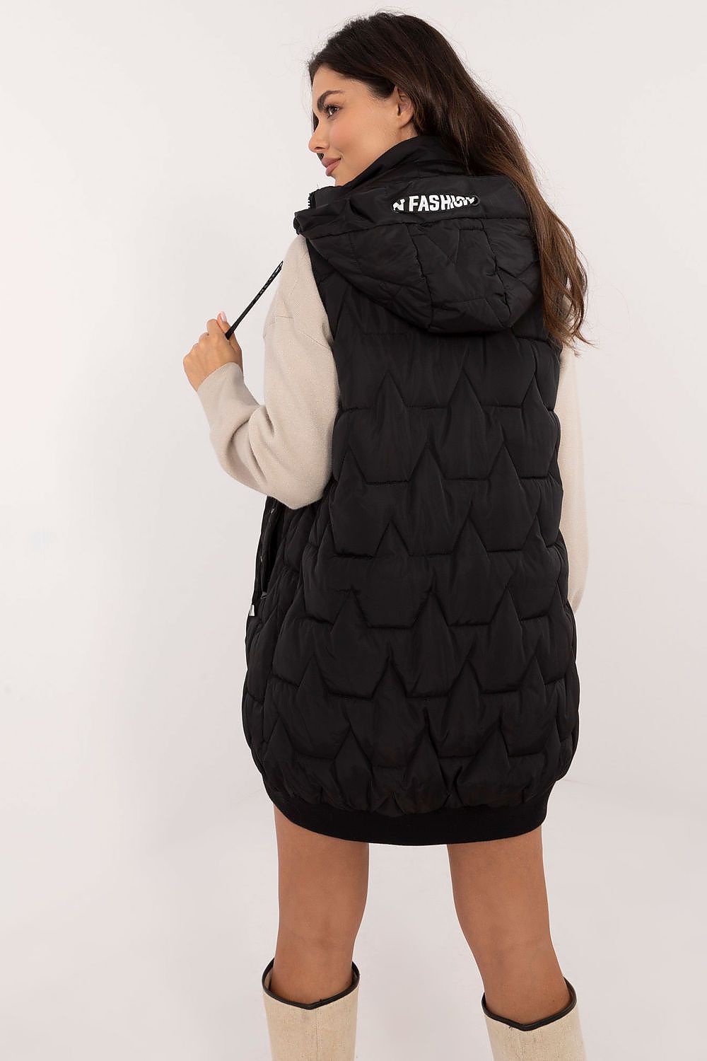 Chic women's outerwear vest with synthetic insulation, ensuring luxury warmth and versatility - Factory Price.