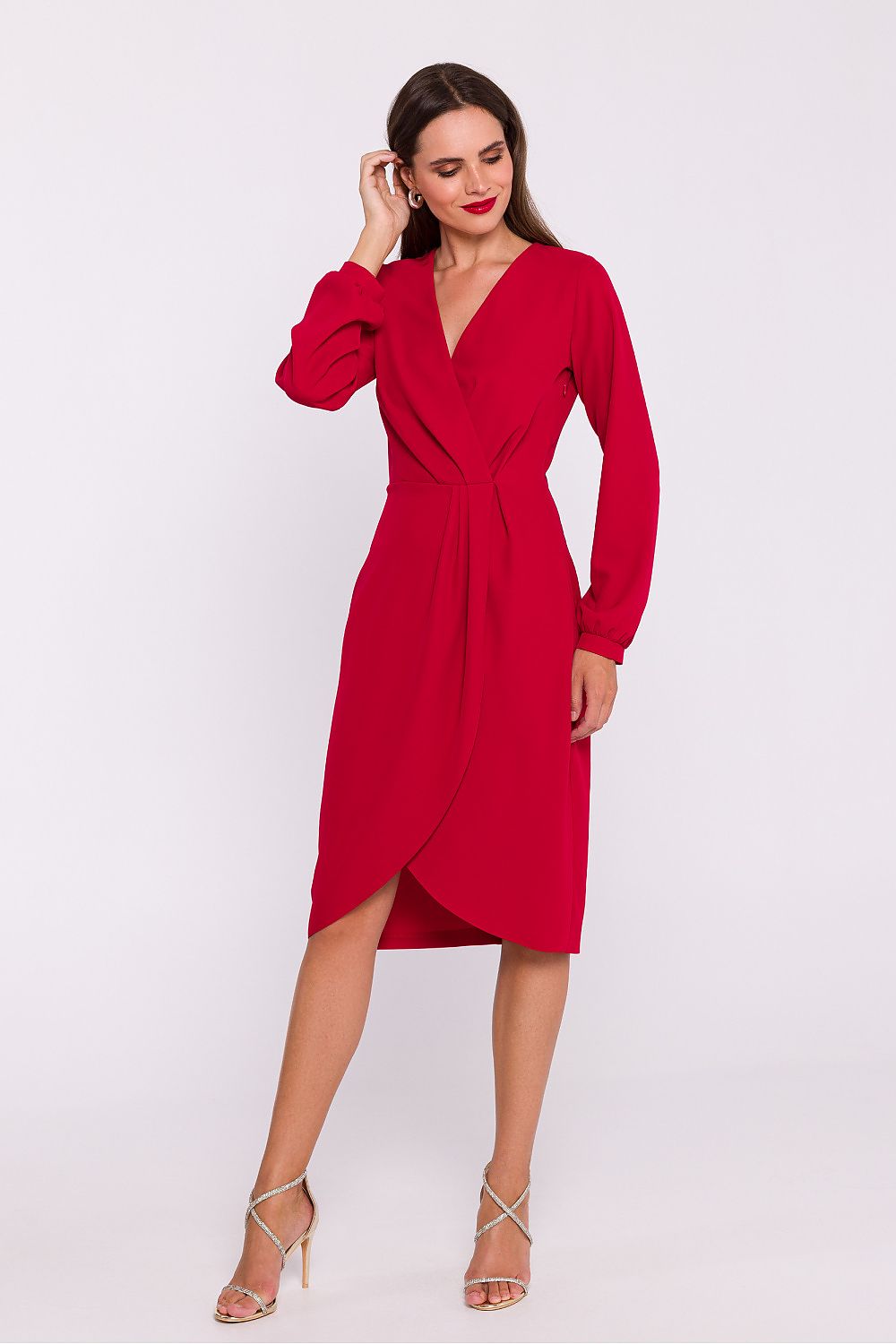 Sophisticated below-the-knee daydress by Stylove, designed with an hourglass cut and romantic long buffet sleeves.