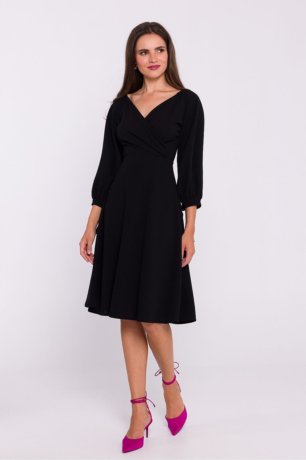 Back view of Stylove's elegant knit dress, illustrating the covered zipper and the sophistication of its over-the-knee length.