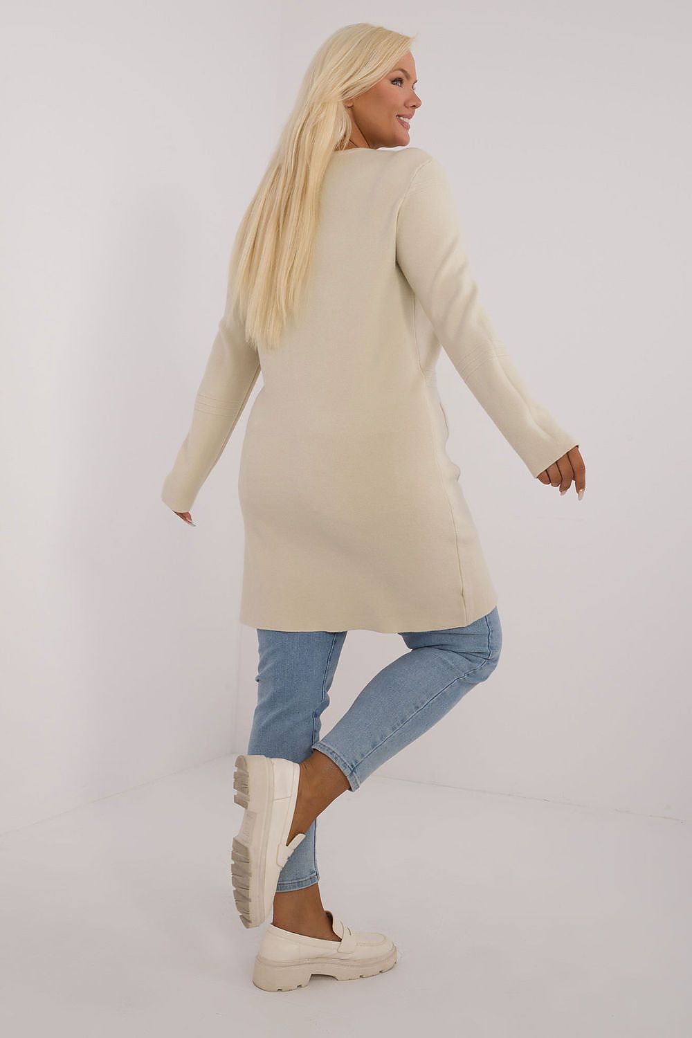 Luxury Plus Size Women's Zipper Sweater from Factory Price, showcasing an oversized design in soft fabric, perfect for comfortable styling.