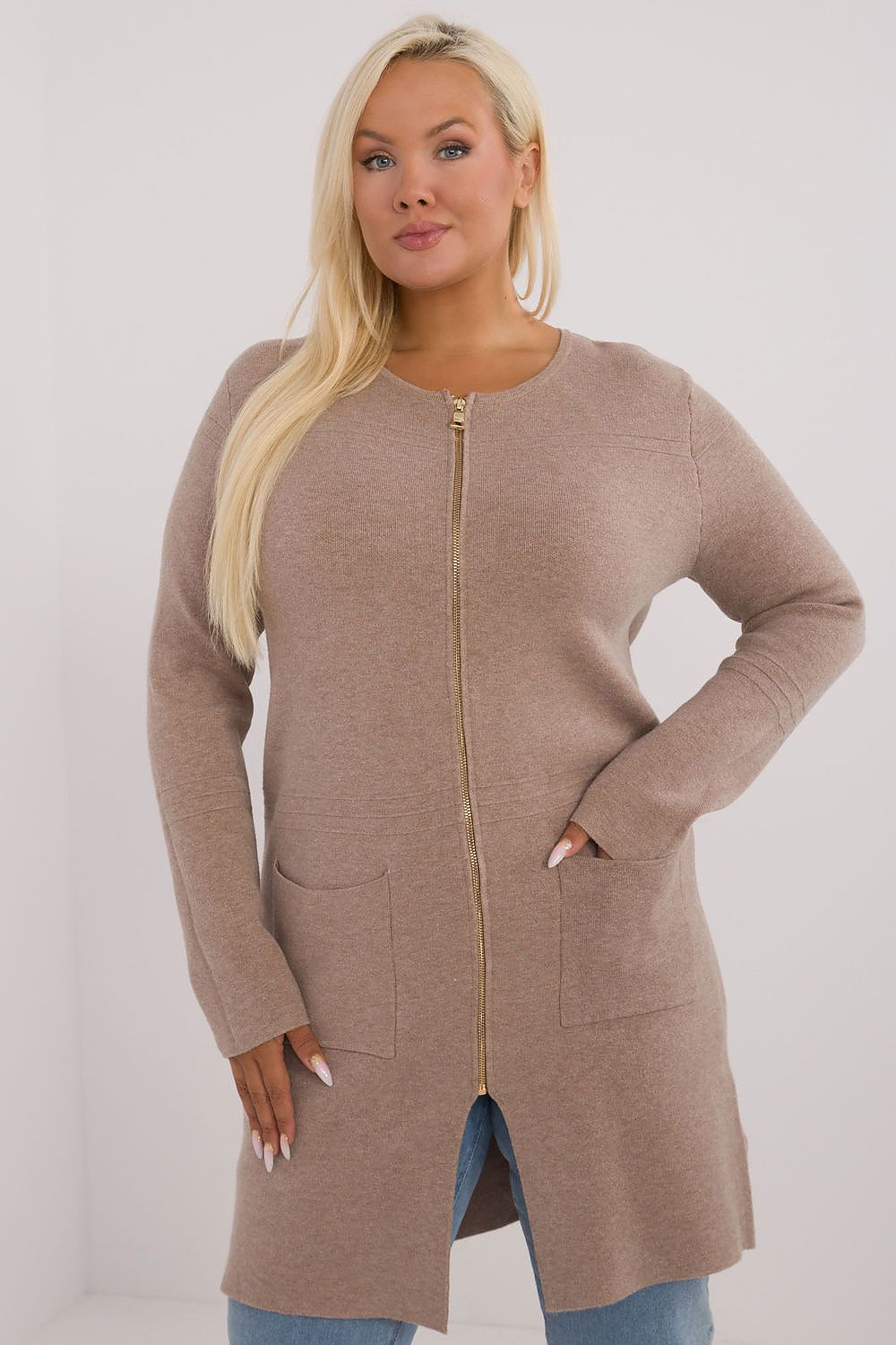 Chic and comfortable oversized women's sweater in soft materials, featuring a long cut, by Factory Price, ideal for versatile styling.