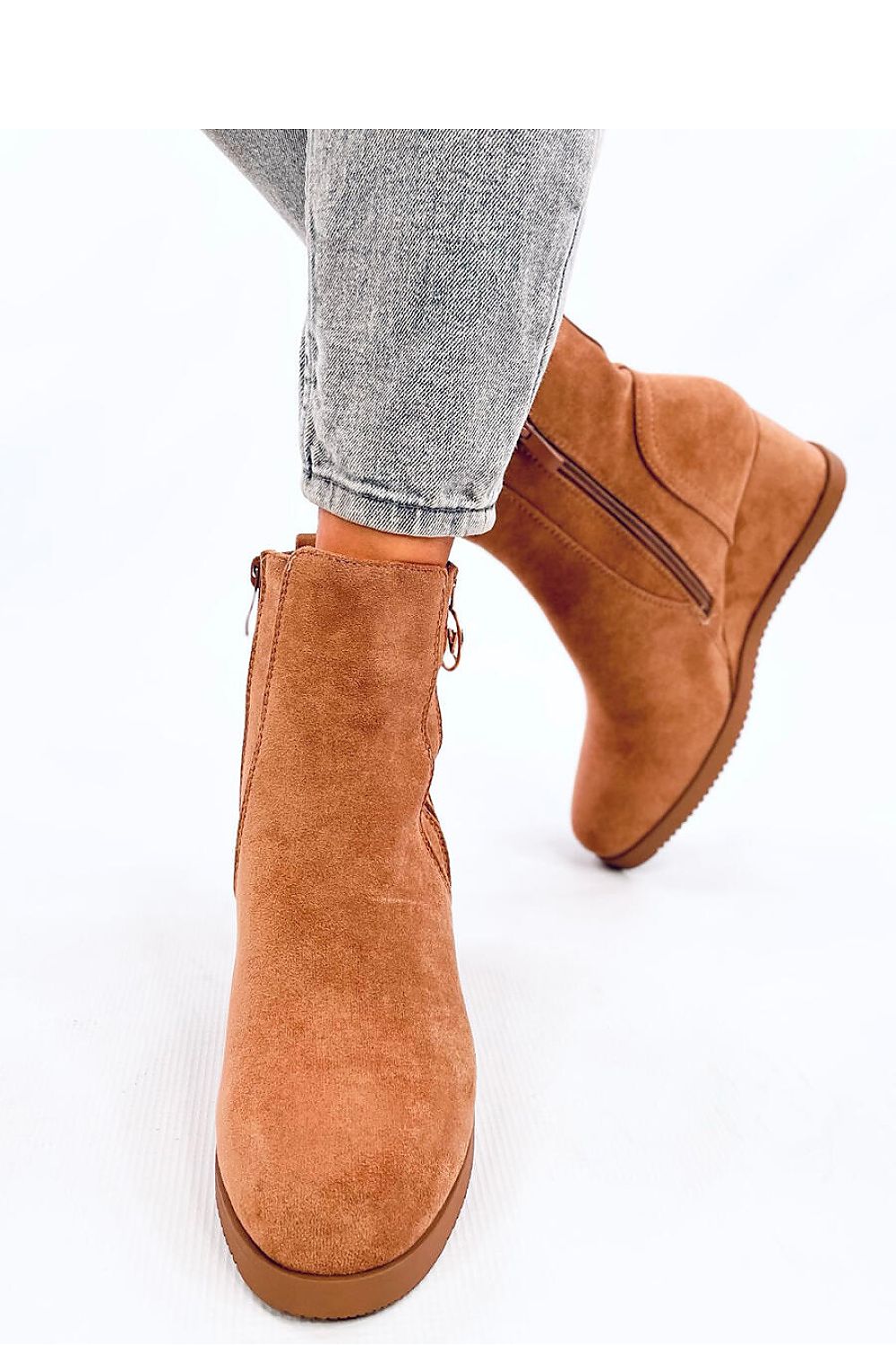 Elegant Inello women's eco-suede buskin boots showcasing a chic gold zipper and 6 cm heel, with a plush fur interior.