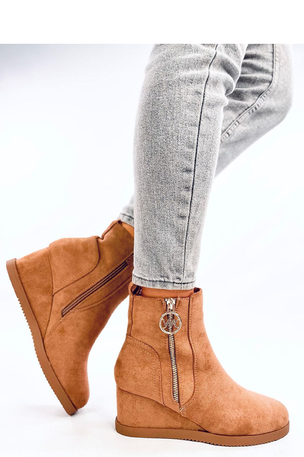 Luxurious women's eco-suede buskin boots from Inello, boasting a sophisticated gold zipper and 6 cm heel with a cozy fur lining.