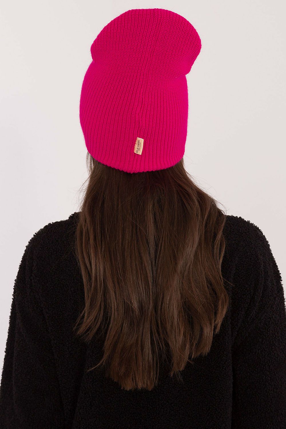 Stylish Rue Paris beanie in monochromatic colour, embodying comfort and versatility for sophisticated casual outfits.