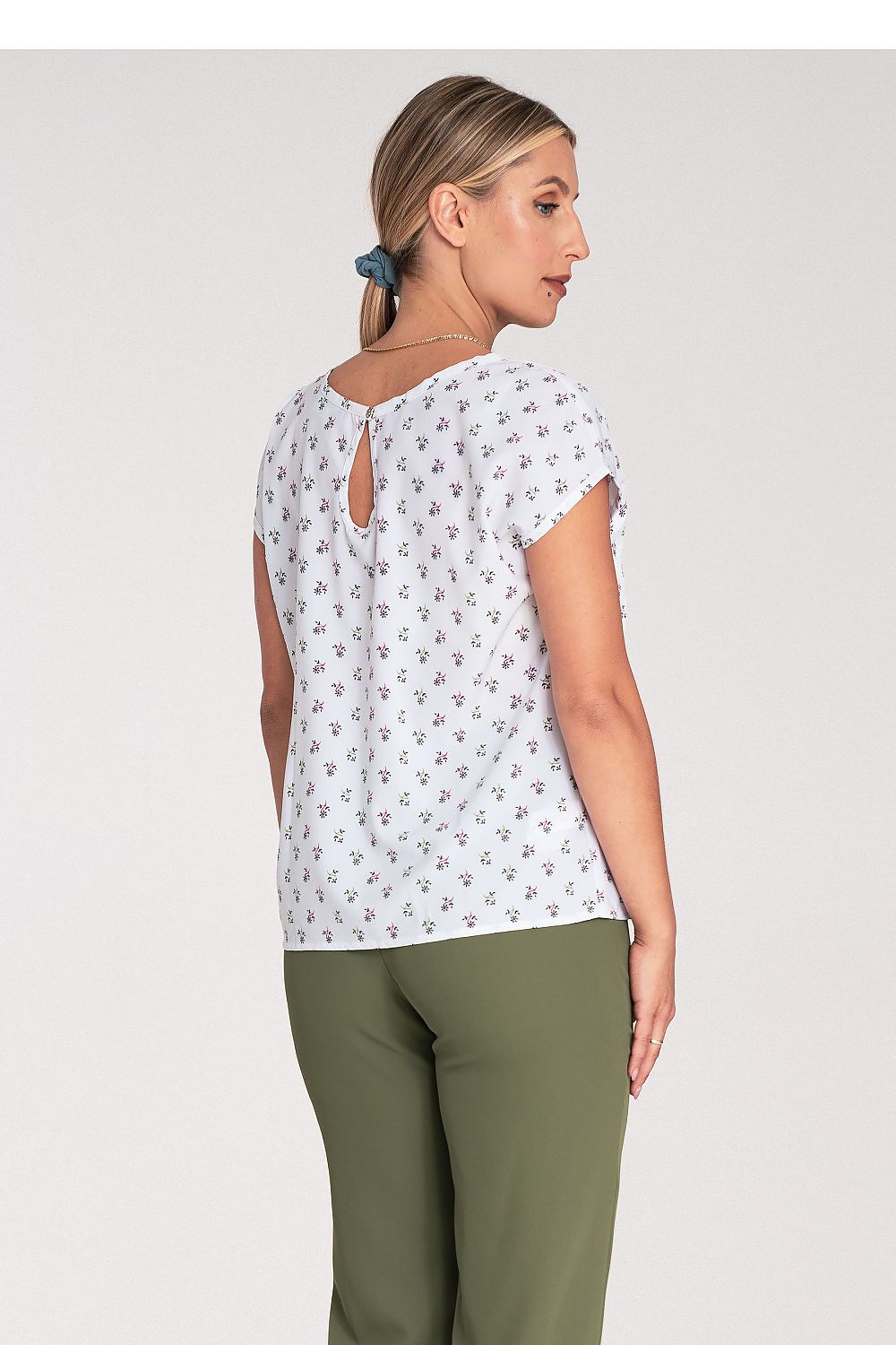 Luxurious Figl blouse with short sleeves and a chic back clasp, available in multiple sizes for a fashionable wardrobe.
