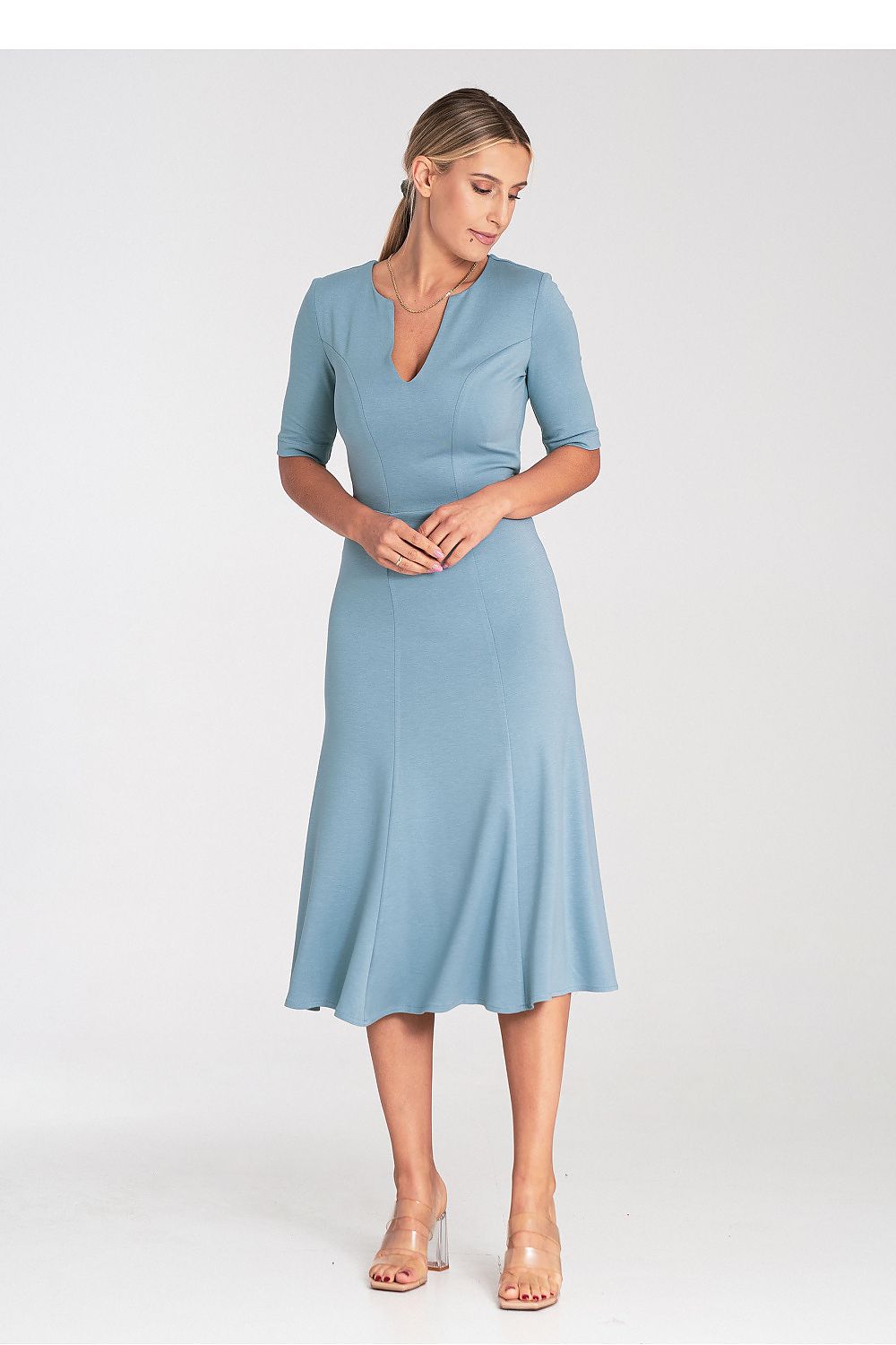 Versatile Figl midi dress with refined V neckline and stylish 3/4 sleeves, suitable for both day and night looks.