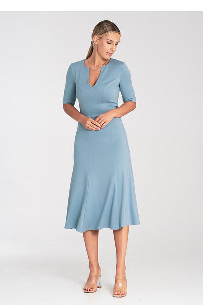 Versatile Figl midi dress with refined V neckline and stylish 3/4 sleeves, suitable for both day and night looks.