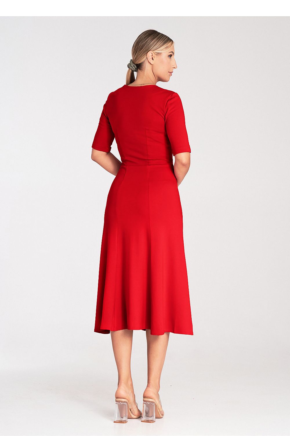 Elegant Figl midi dress featuring a V neckline and 3/4 sleeves, perfect for special occasions or everyday elegance.