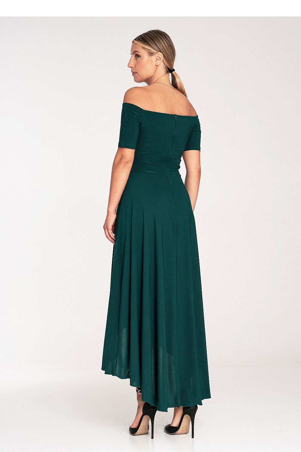 Chic asymmetrical evening gown from Figl, crafted for a glamorous silhouette perfect for evening occasions.