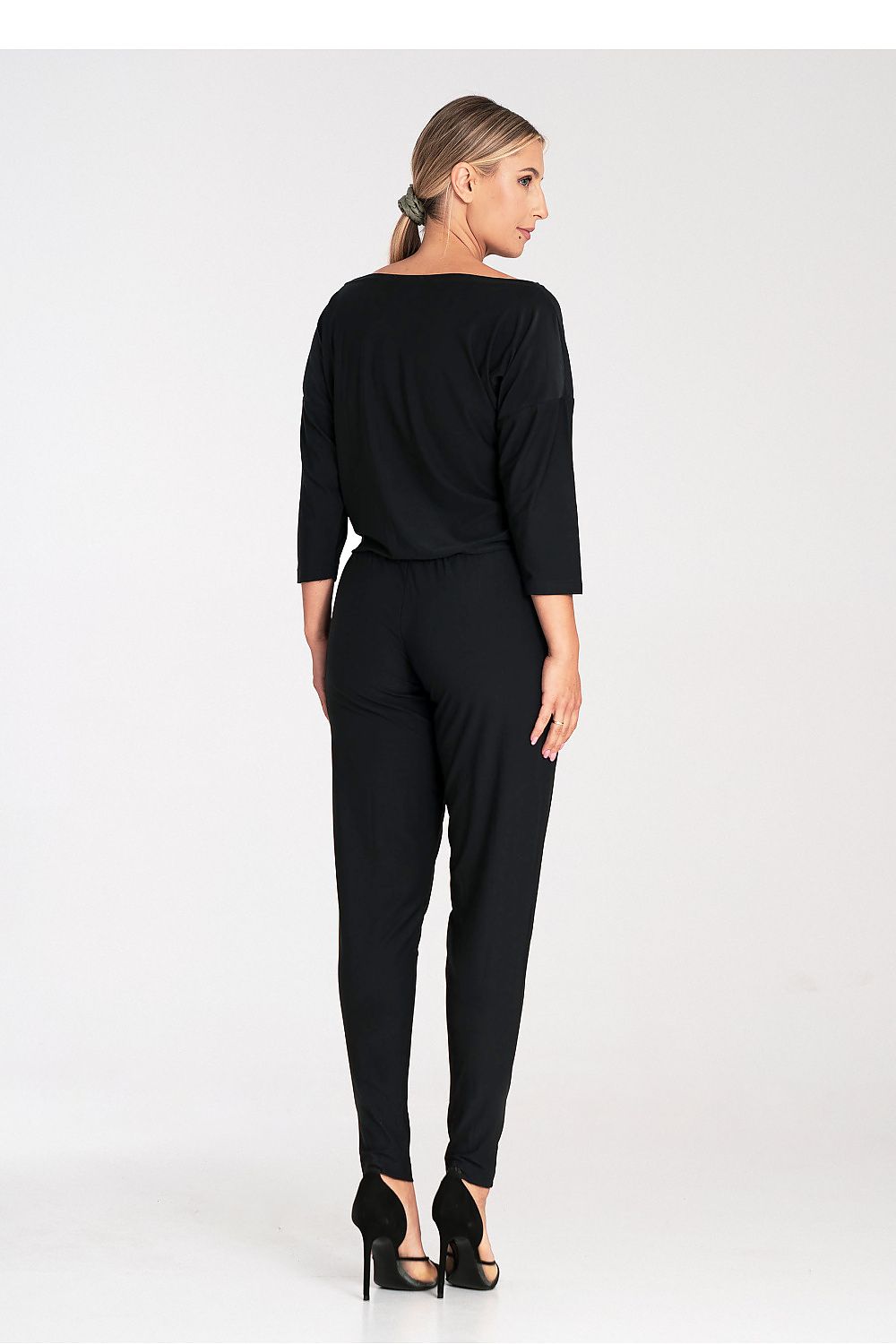 Elegant Figl jumpsuit in a stylish display, emphasising its boat neckline and loose fit, ideal for fashionable events.