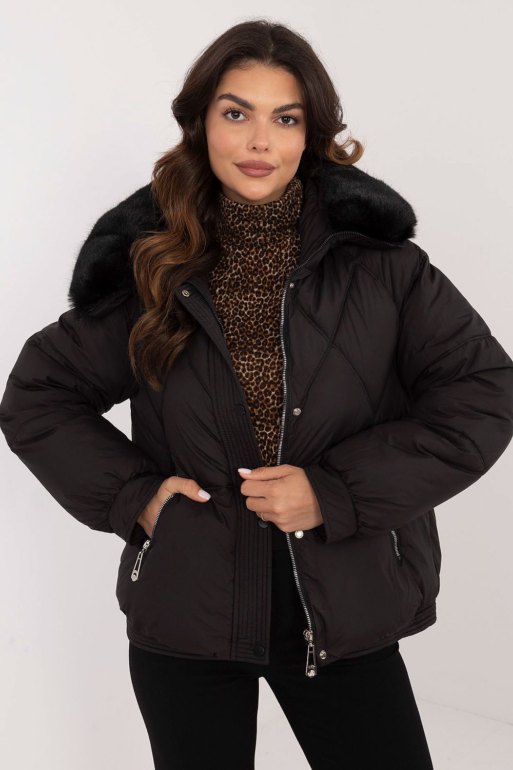 Women’s MBM quilted winter jacket showcasing a luxurious fur-trimmed hood, ideal for elegant outdoor wear. This sophisticated piece combines style and function with synthetic insulation for warmth.