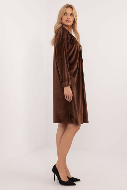 Full length view of a stylish Italy Moda velour daydress, combining comfort and sophistication for refined daily wear.