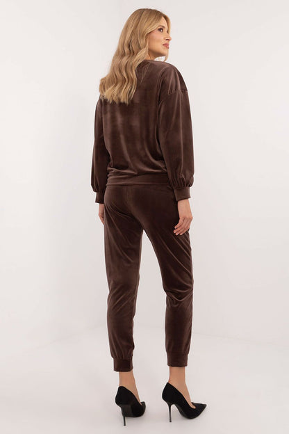 Elegant display of Italy Moda's luxury women's velour lounge set, highlighting the high-rise pants with ribbed cuffs and practical side pockets.