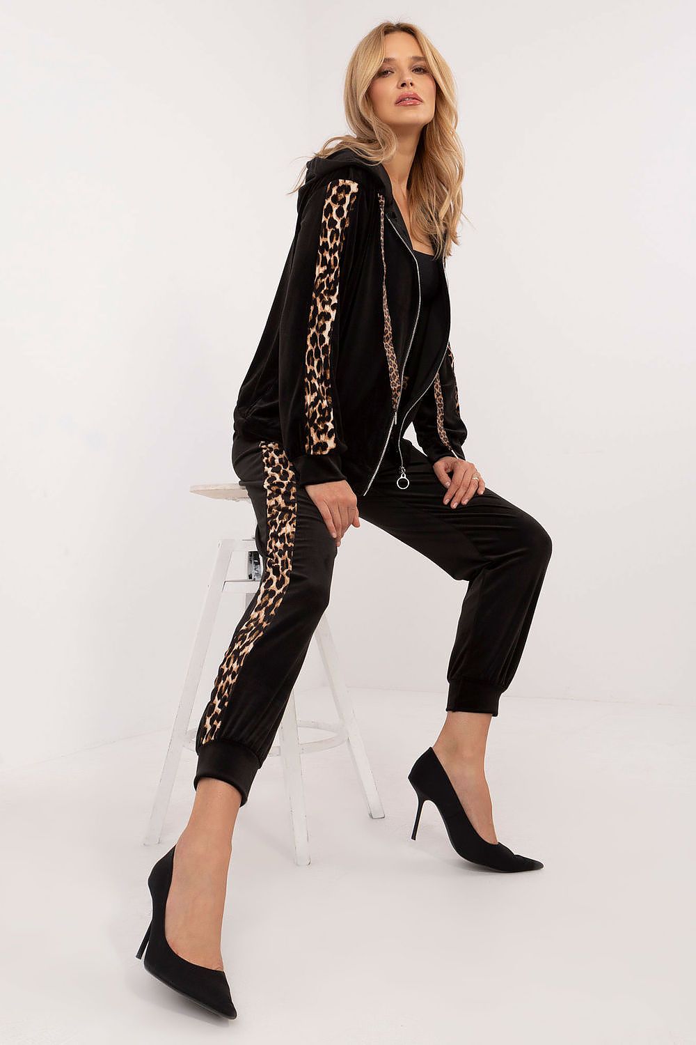Elegant high-waisted pants from Italy Moda, complementing a velour blouse, showcasing animal-pattern stripes and a sophisticated sporty look, ideal for everyday fashion.
