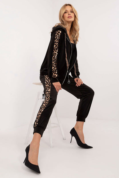 Elegant high-waisted pants from Italy Moda, complementing a velour blouse, showcasing animal-pattern stripes and a sophisticated sporty look, ideal for everyday fashion.