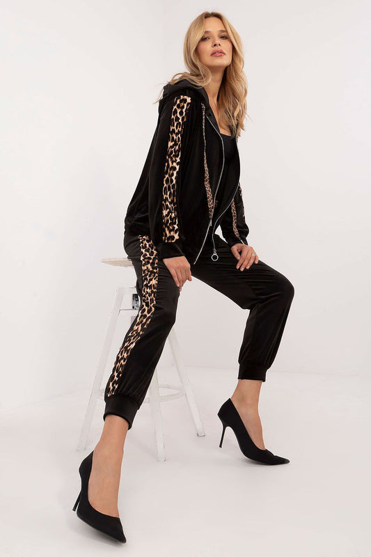 Elegant high-waisted pants from Italy Moda, complementing a velour blouse, showcasing animal-pattern stripes and a sophisticated sporty look, ideal for everyday fashion.