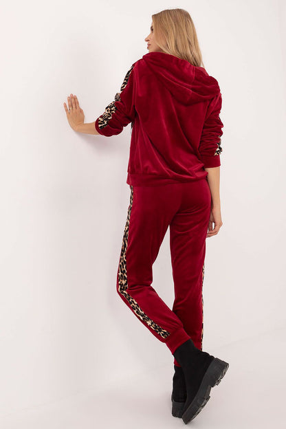 Complete women's velour outfit by Italy Moda, showcasing a comfortable and fashionable design with leopard pattern accents, ideal for everyday wear.