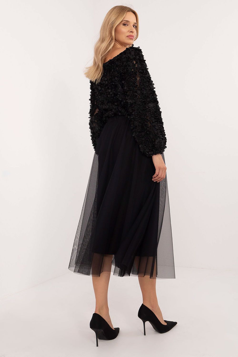 Close-up of the lightweight polyester fabric of the Italy Moda elegant midi flared tulle skirt, emphasizing its luxurious texture.