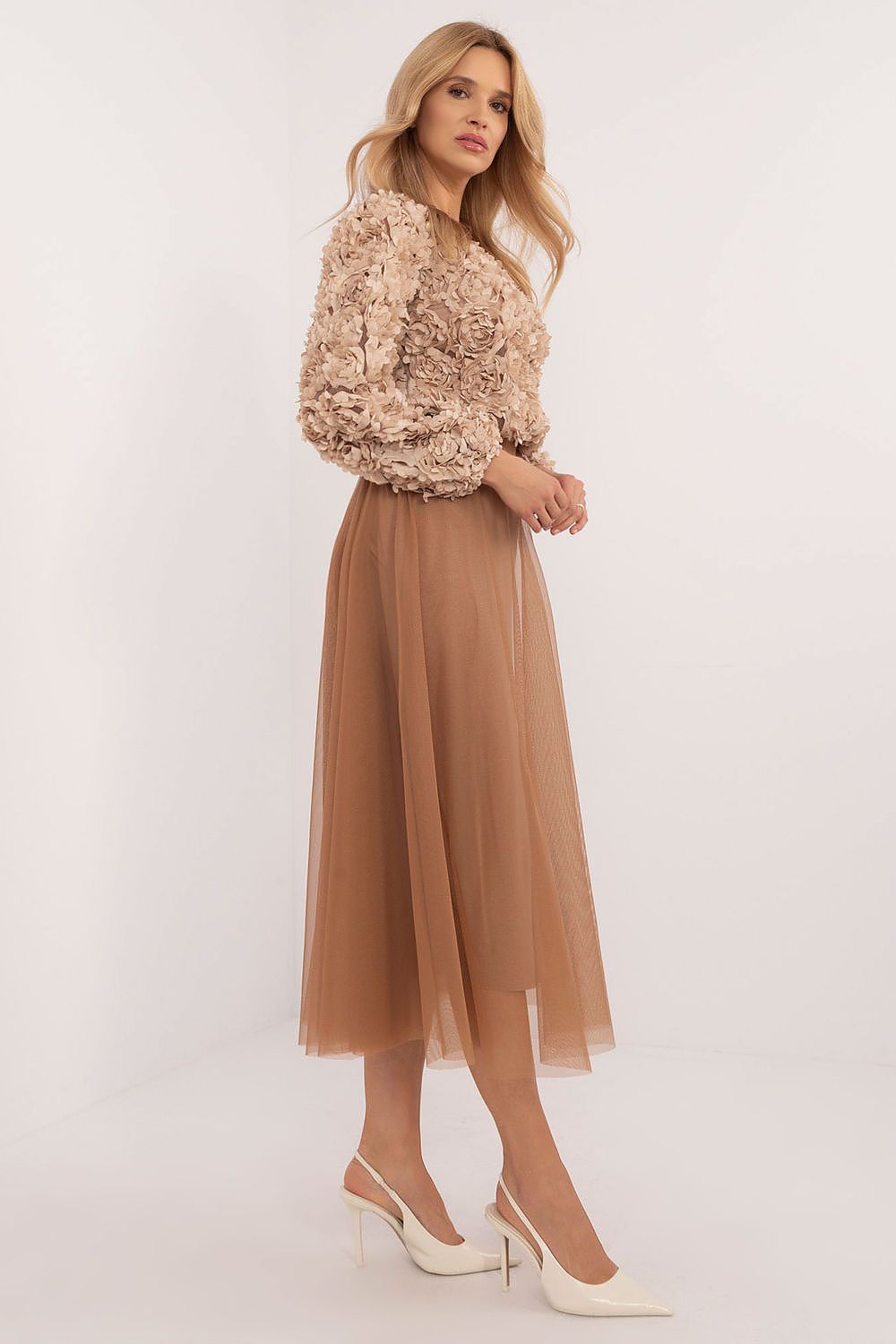 Detail view of the elastic waistband on the Italy Moda comfortable polyester midi flared tulle skirt, ensuring a stylish yet flattering fit.
