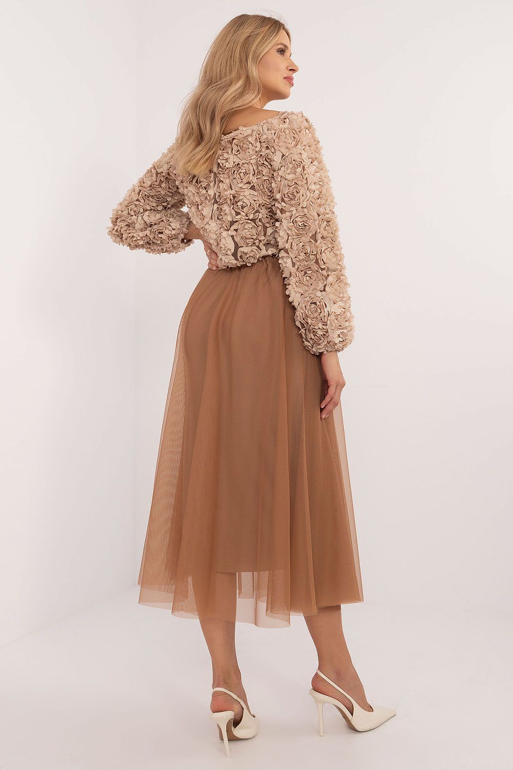 Full-length image of the Italy Moda elegant midi flared tulle skirt, beautifully capturing its airy flared silhouette and sophisticated essence.